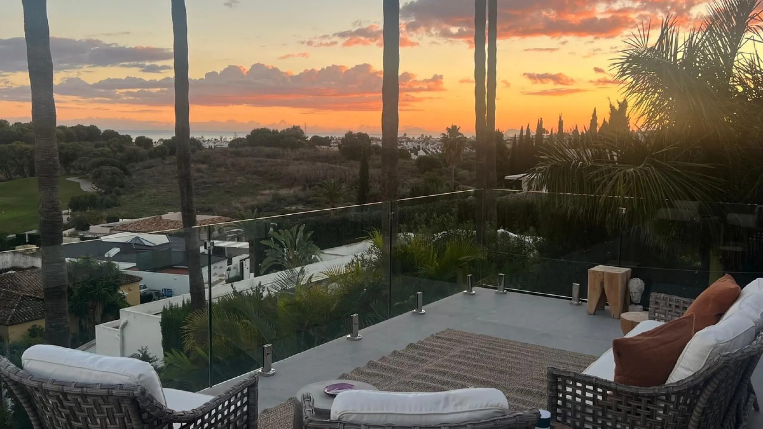 Exquisite Fully Renovated 4-Bedroom Villa with Panoramic Golf and Sea Views – A Perfect Blend of Modern Elegance and Andalusian Charm