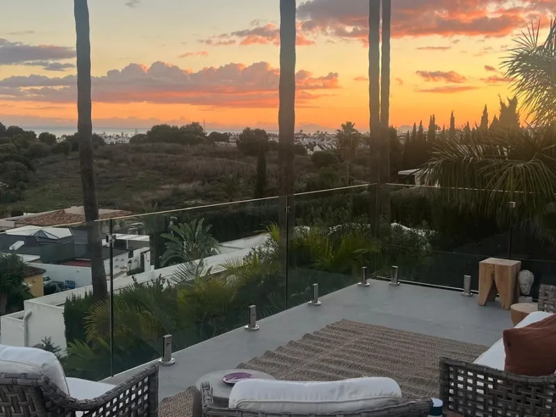 Exquisite Fully Renovated 4-Bedroom Villa with Panoramic Golf and Sea Views – A Perfect Blend of Modern Elegance and Andalusian Charm