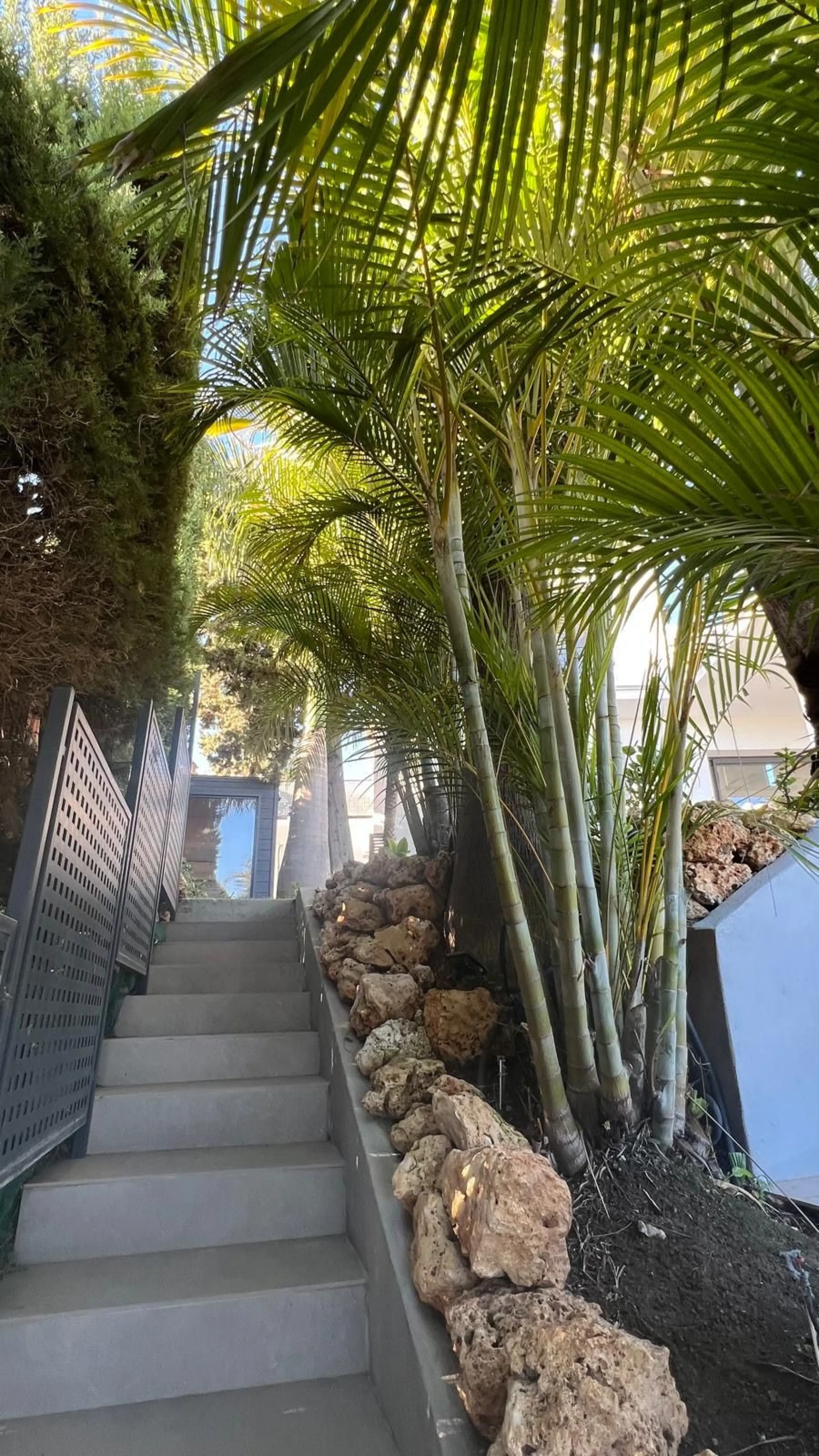 Exquisite Fully Renovated 4-Bedroom Villa with Panoramic Golf and Sea Views – A Perfect Blend of Modern Elegance and Andalusian Charm