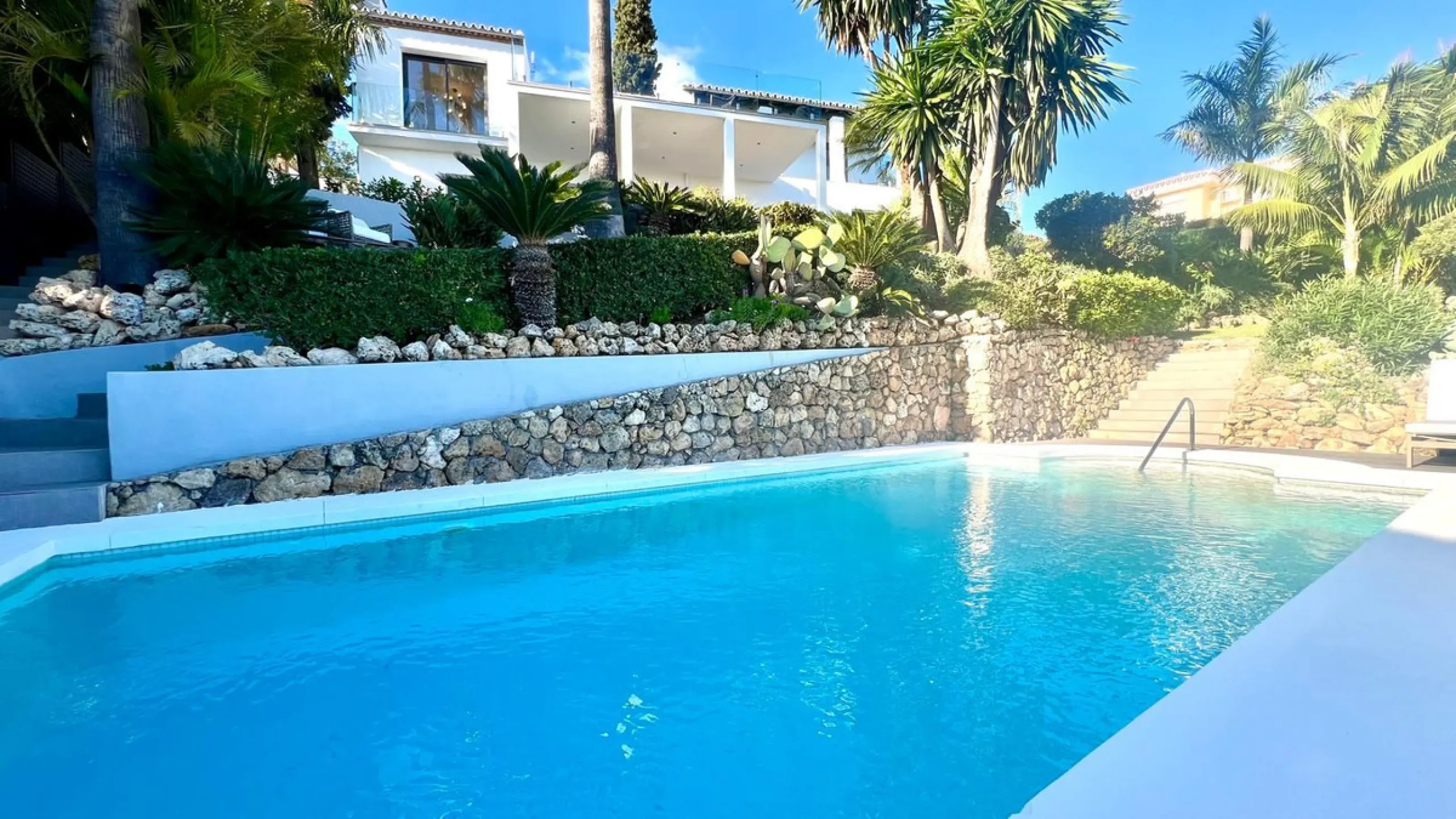 Exquisite Fully Renovated 4-Bedroom Villa with Panoramic Golf and Sea Views – A Perfect Blend of Modern Elegance and Andalusian Charm