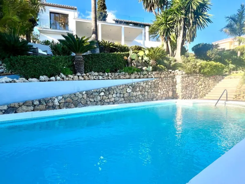 Exquisite Fully Renovated 4-Bedroom Villa with Panoramic Golf and Sea Views – A Perfect Blend of Modern Elegance and Andalusian Charm