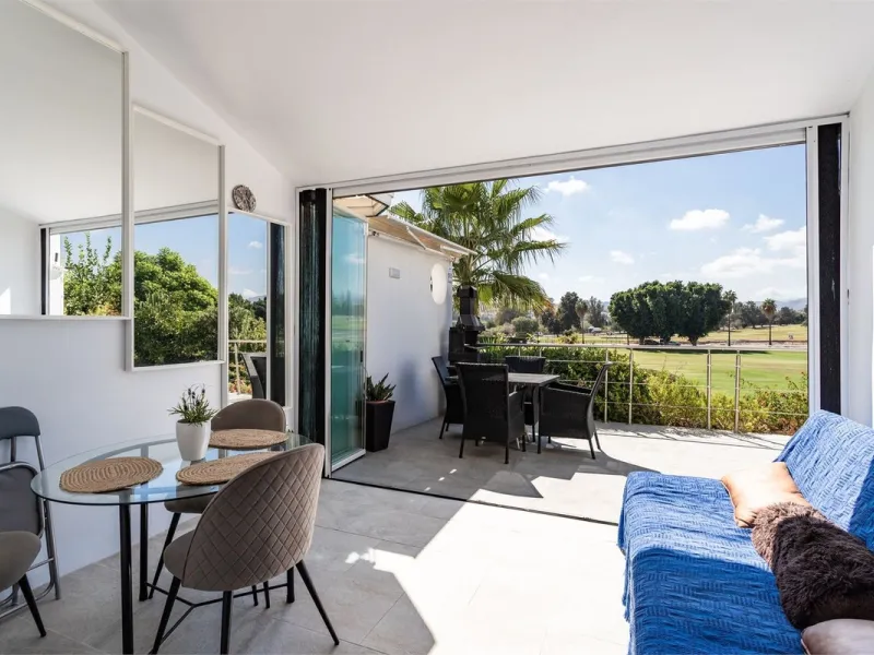 Welcome to this cozy corner townhouse located in the popular area of ​​Mijas Golf. Here we offer a nice home with two bedrooms and two bathrooms, perfect for those looking for a relaxing getaway.