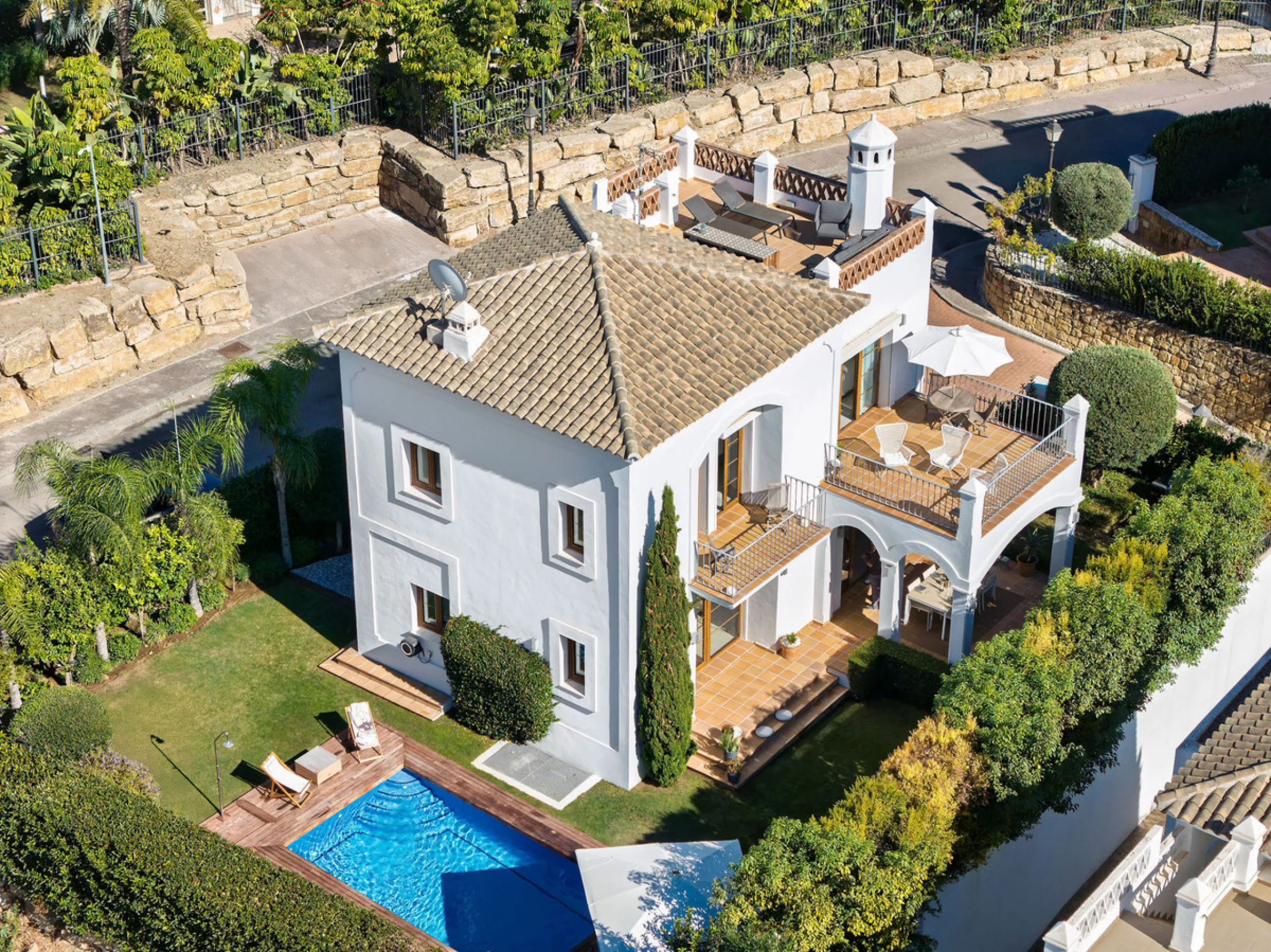 House - Detached Villa в продаже в Estepona, Málaga. В доме 4 спален и 5 ванных комнат. Площадь дома 293 м². Площадь участка 504 м²