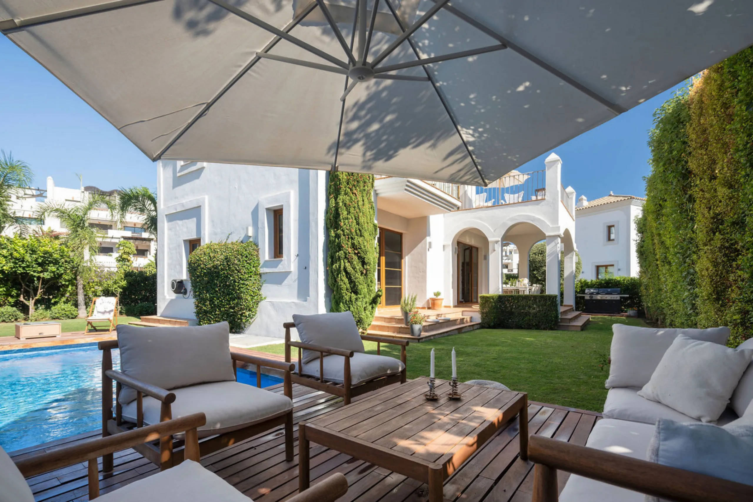 House - Detached Villa в продаже в Estepona, Málaga. В доме 4 спален и 5 ванных комнат. Площадь дома 293 м². Площадь участка 504 м²