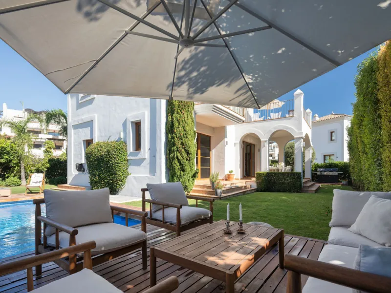 House - Detached Villa в продаже в Estepona, Málaga. В доме 4 спален и 5 ванных комнат. Площадь дома 293 м². Площадь участка 504 м²