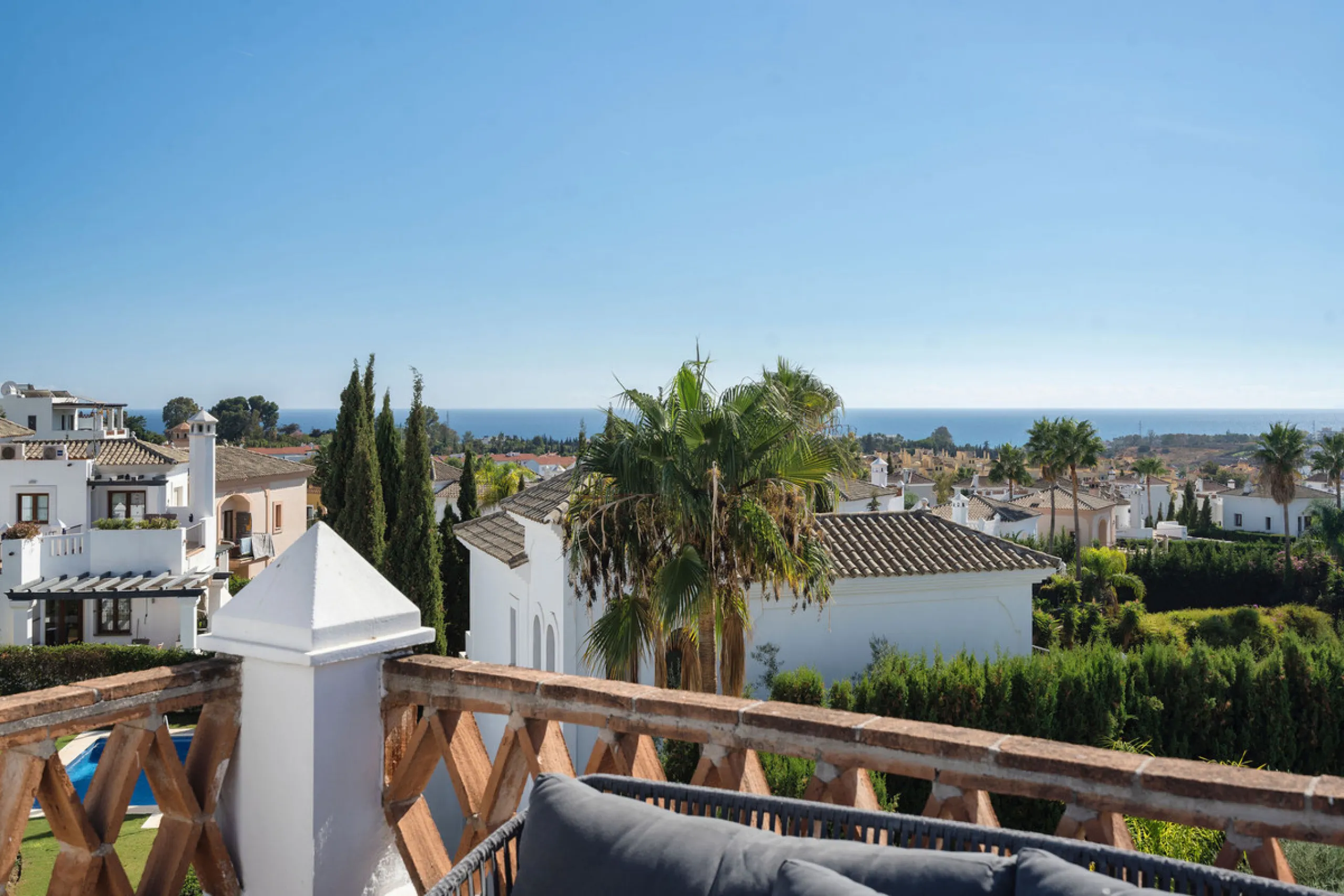 House - Detached Villa в продаже в Estepona, Málaga. В доме 4 спален и 5 ванных комнат. Площадь дома 293 м². Площадь участка 504 м²