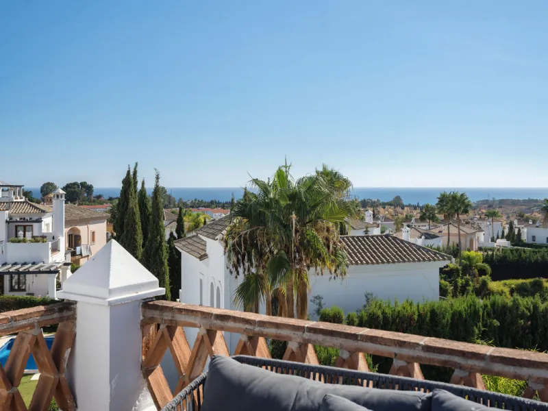 House - Detached Villa в продаже в Estepona, Málaga. В доме 4 спален и 5 ванных комнат. Площадь дома 293 м². Площадь участка 504 м²