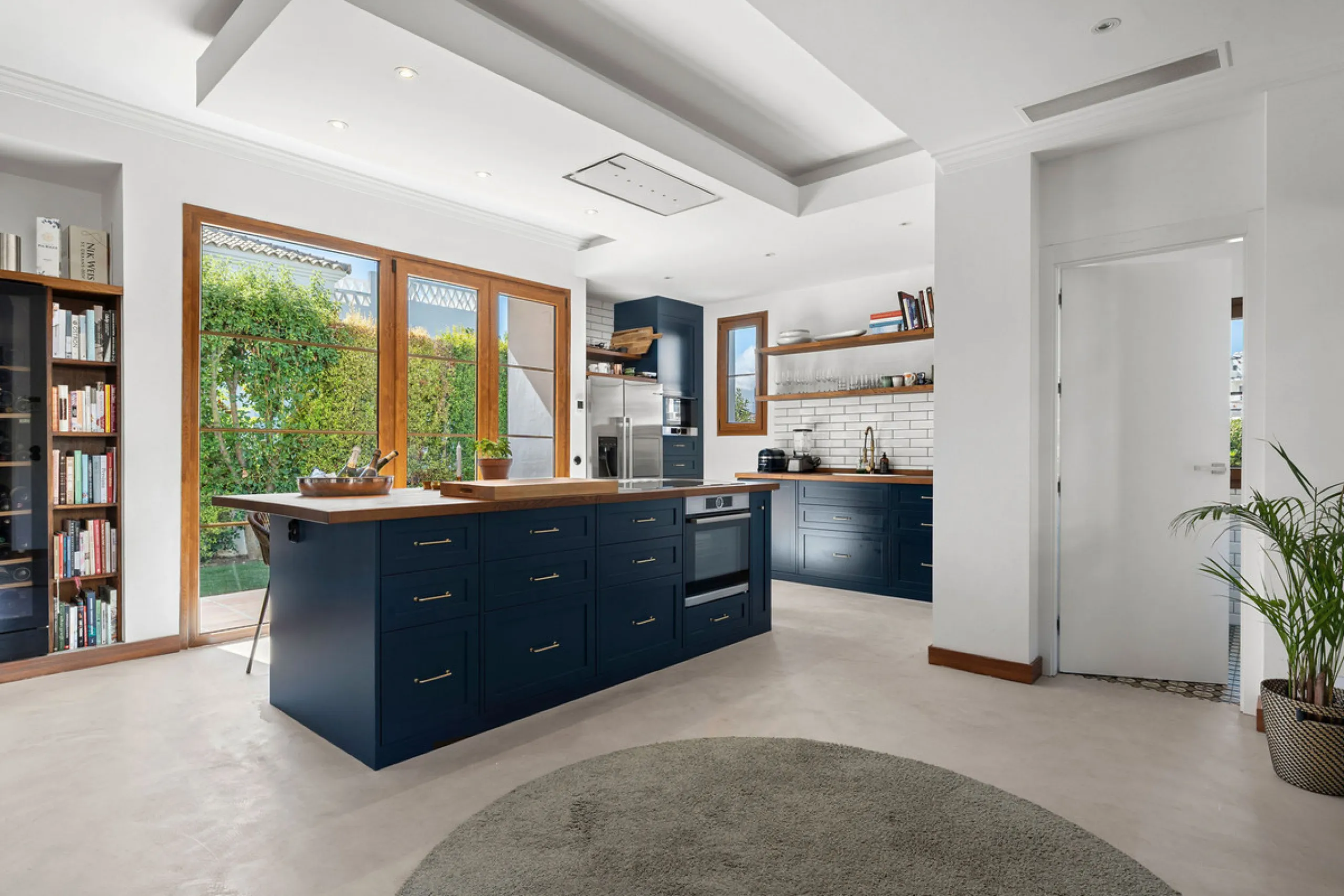 House - Detached Villa в продаже в Estepona, Málaga. В доме 4 спален и 5 ванных комнат. Площадь дома 293 м². Площадь участка 504 м²
