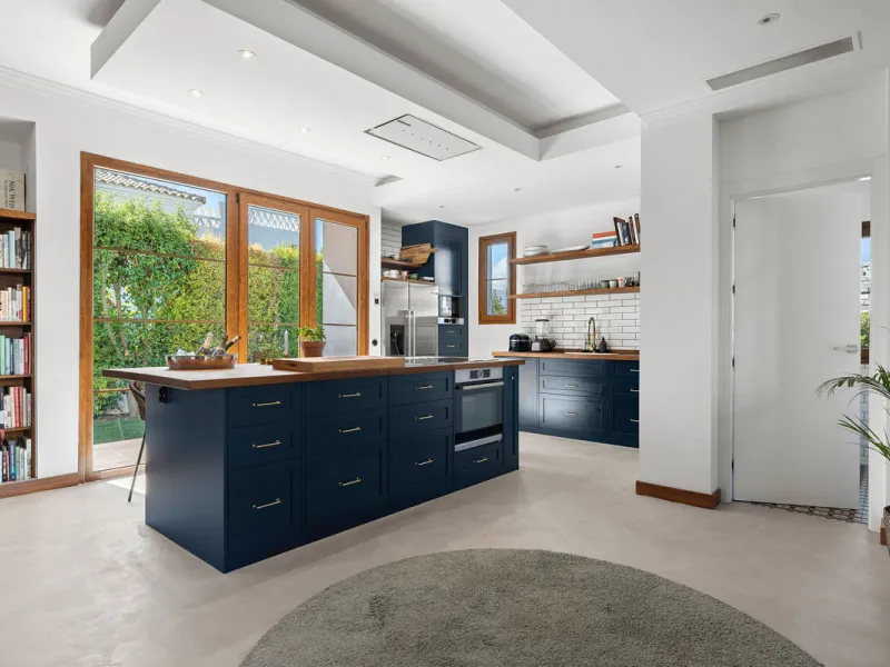 House - Detached Villa в продаже в Estepona, Málaga. В доме 4 спален и 5 ванных комнат. Площадь дома 293 м². Площадь участка 504 м²
