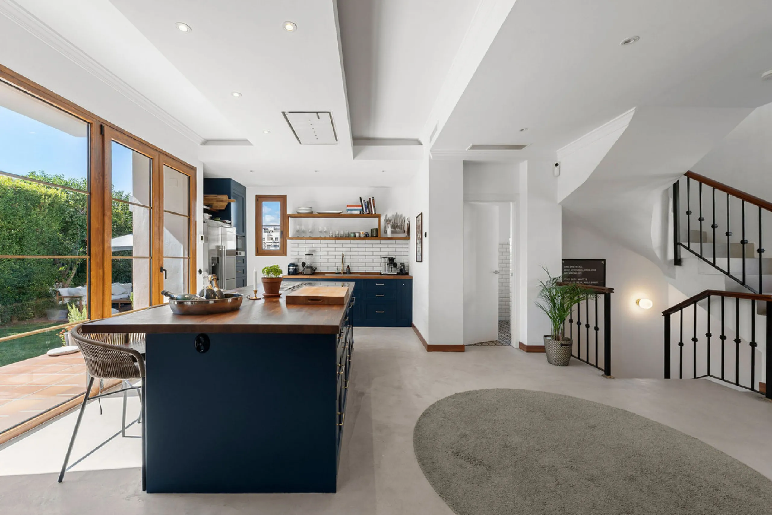 House - Detached Villa в продаже в Estepona, Málaga. В доме 4 спален и 5 ванных комнат. Площадь дома 293 м². Площадь участка 504 м²