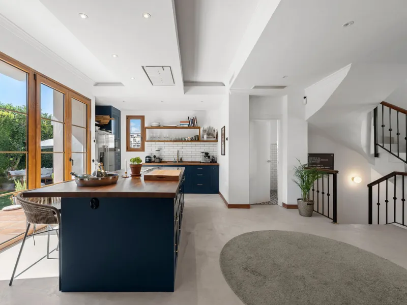 House - Detached Villa в продаже в Estepona, Málaga. В доме 4 спален и 5 ванных комнат. Площадь дома 293 м². Площадь участка 504 м²