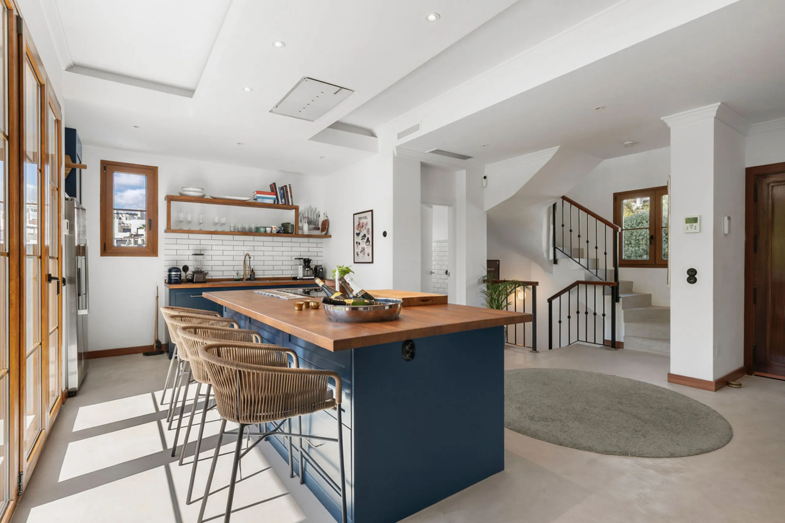 House - Detached Villa в продаже в Estepona, Málaga. В доме 4 спален и 5 ванных комнат. Площадь дома 293 м². Площадь участка 504 м²