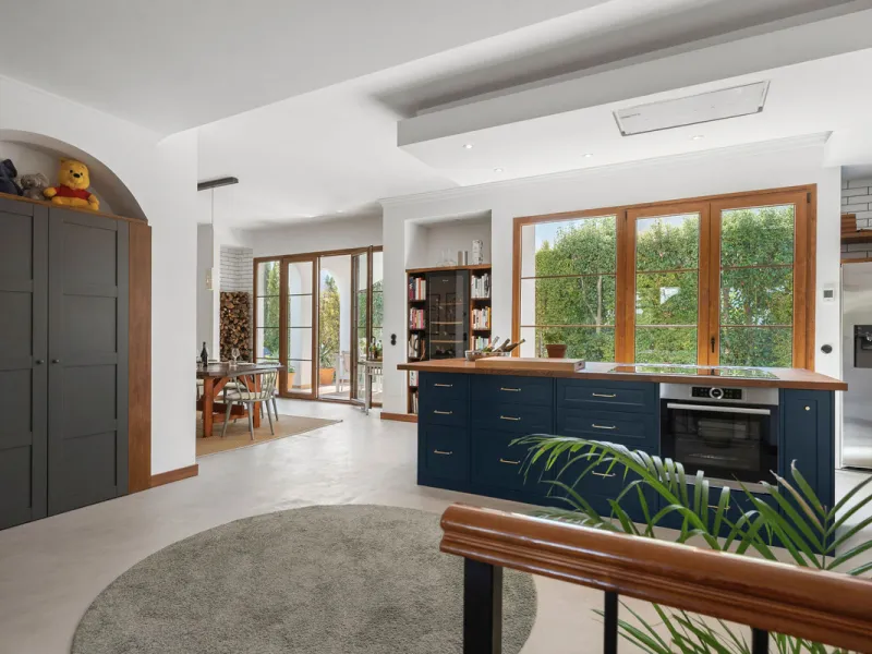 House - Detached Villa в продаже в Estepona, Málaga. В доме 4 спален и 5 ванных комнат. Площадь дома 293 м². Площадь участка 504 м²