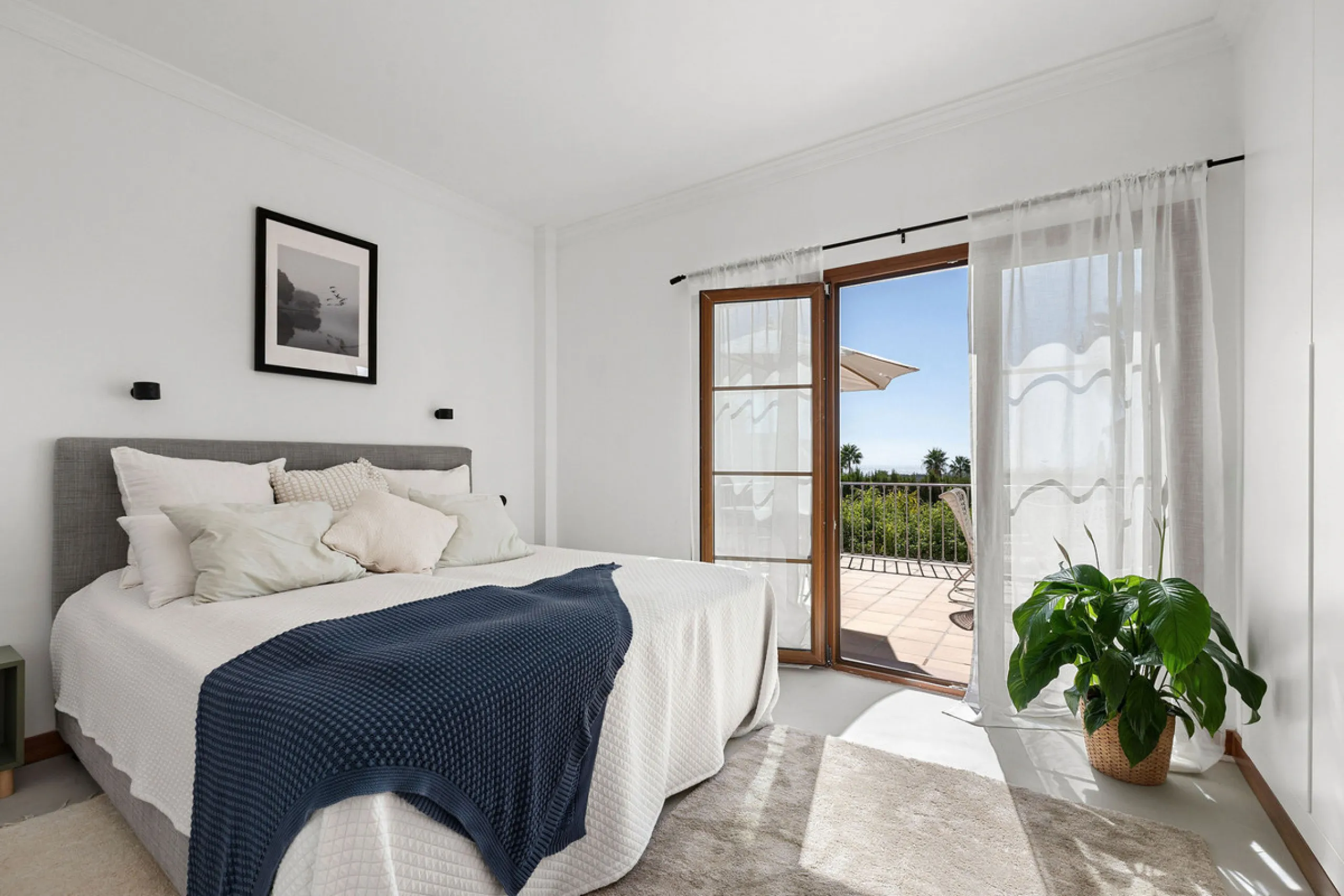 House - Detached Villa в продаже в Estepona, Málaga. В доме 4 спален и 5 ванных комнат. Площадь дома 293 м². Площадь участка 504 м²