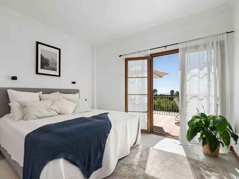 House - Detached Villa в продаже в Estepona, Málaga. В доме 4 спален и 5 ванных комнат. Площадь дома 293 м². Площадь участка 504 м²