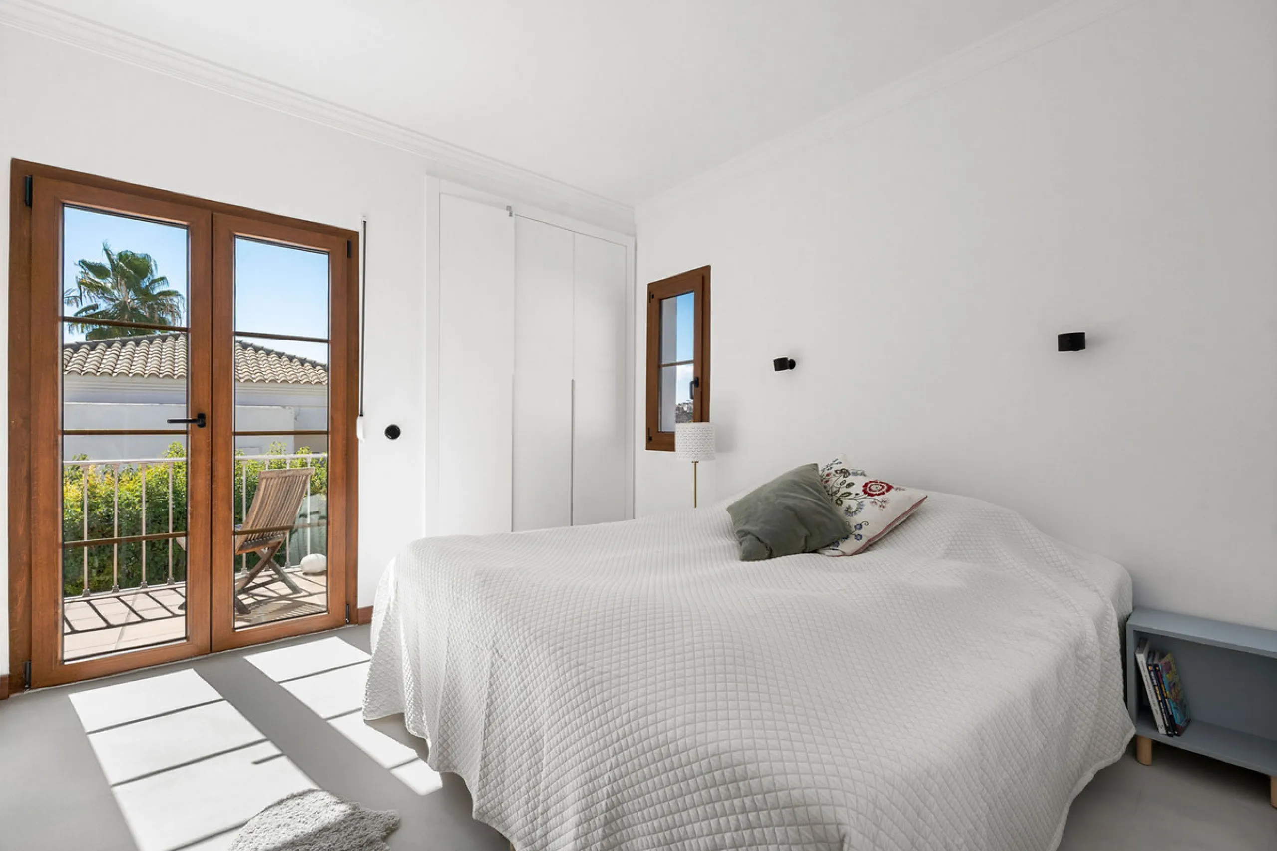 House - Detached Villa в продаже в Estepona, Málaga. В доме 4 спален и 5 ванных комнат. Площадь дома 293 м². Площадь участка 504 м²