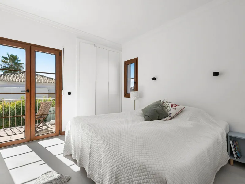 House - Detached Villa в продаже в Estepona, Málaga. В доме 4 спален и 5 ванных комнат. Площадь дома 293 м². Площадь участка 504 м²