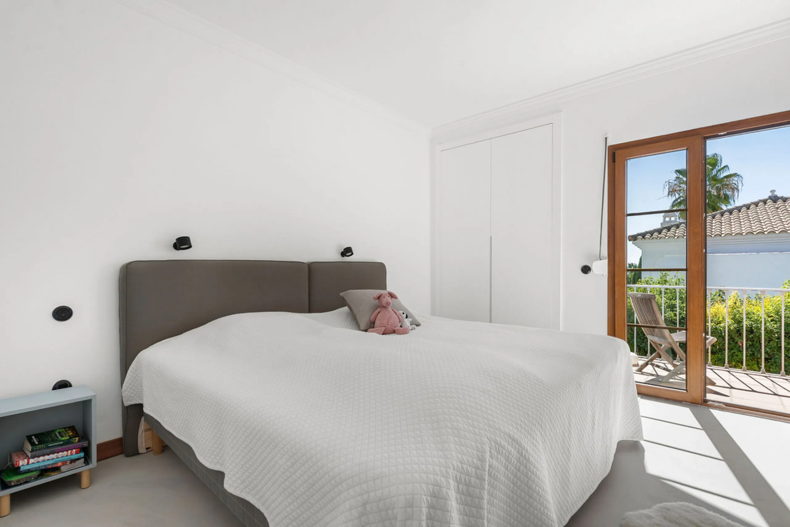 House - Detached Villa в продаже в Estepona, Málaga. В доме 4 спален и 5 ванных комнат. Площадь дома 293 м². Площадь участка 504 м²