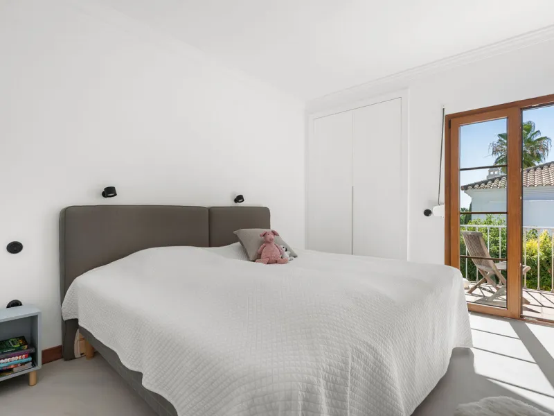 House - Detached Villa в продаже в Estepona, Málaga. В доме 4 спален и 5 ванных комнат. Площадь дома 293 м². Площадь участка 504 м²