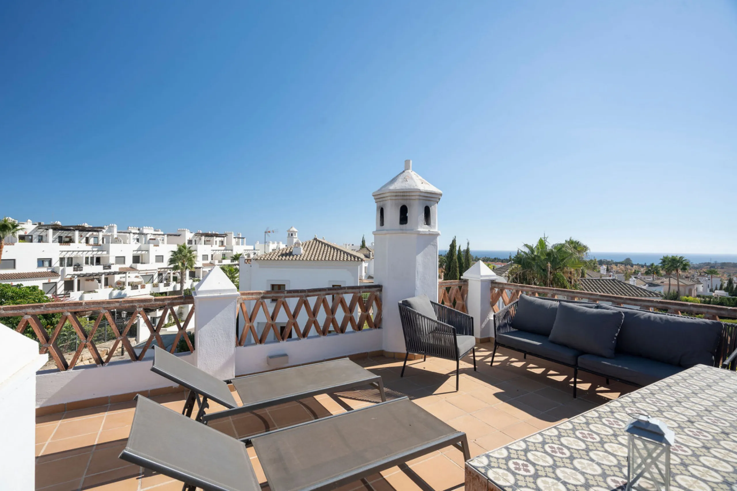 House - Detached Villa в продаже в Estepona, Málaga. В доме 4 спален и 5 ванных комнат. Площадь дома 293 м². Площадь участка 504 м²
