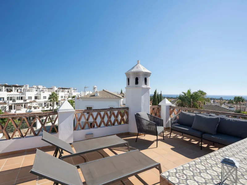 House - Detached Villa в продаже в Estepona, Málaga. В доме 4 спален и 5 ванных комнат. Площадь дома 293 м². Площадь участка 504 м²
