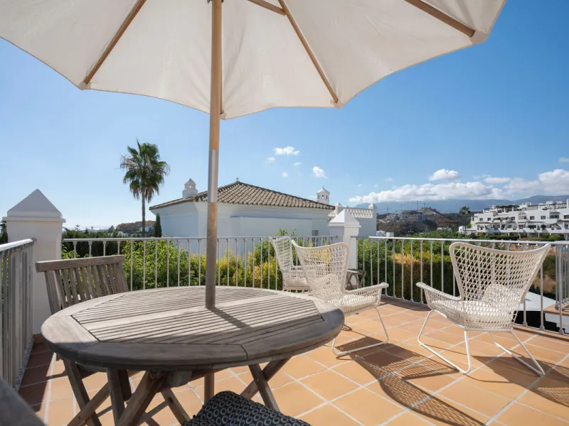 House - Detached Villa в продаже в Estepona, Málaga. В доме 4 спален и 5 ванных комнат. Площадь дома 293 м². Площадь участка 504 м²