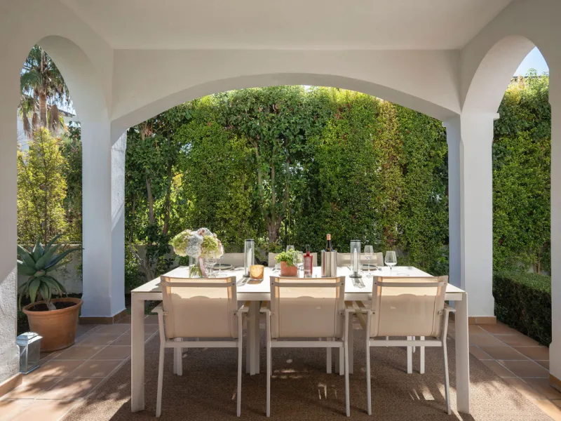House - Detached Villa в продаже в Estepona, Málaga. В доме 4 спален и 5 ванных комнат. Площадь дома 293 м². Площадь участка 504 м²