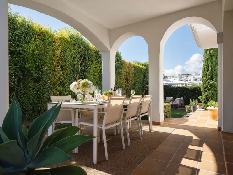 House - Detached Villa в продаже в Estepona, Málaga. В доме 4 спален и 5 ванных комнат. Площадь дома 293 м². Площадь участка 504 м²