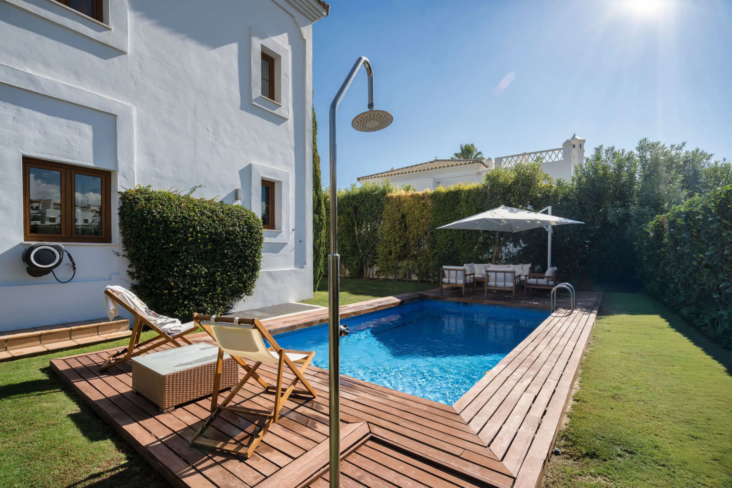 House - Detached Villa в продаже в Estepona, Málaga. В доме 4 спален и 5 ванных комнат. Площадь дома 293 м². Площадь участка 504 м²