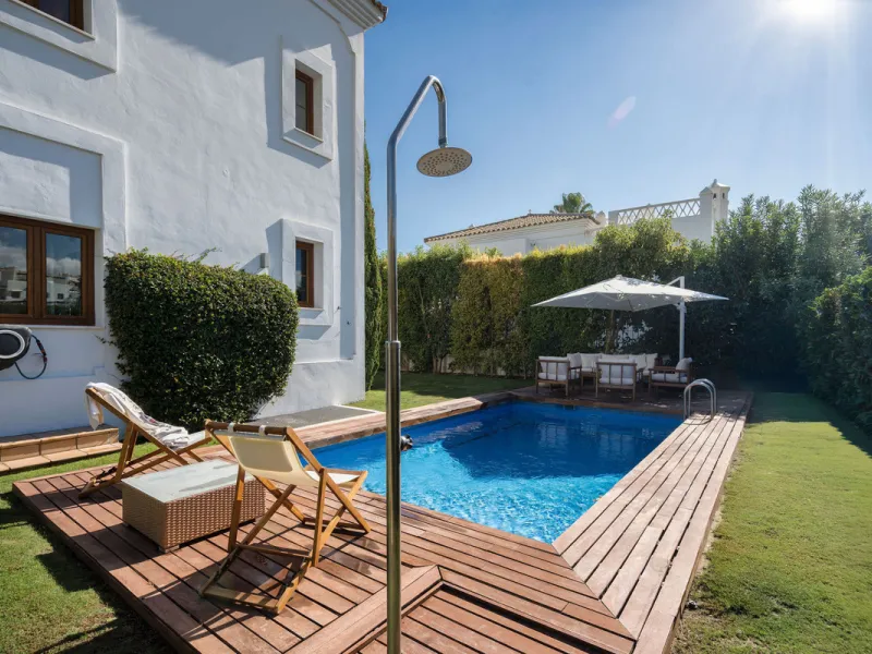 House - Detached Villa в продаже в Estepona, Málaga. В доме 4 спален и 5 ванных комнат. Площадь дома 293 м². Площадь участка 504 м²