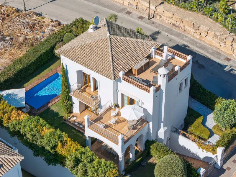 House - Detached Villa в продаже в Estepona, Málaga. В доме 4 спален и 5 ванных комнат. Площадь дома 293 м². Площадь участка 504 м²