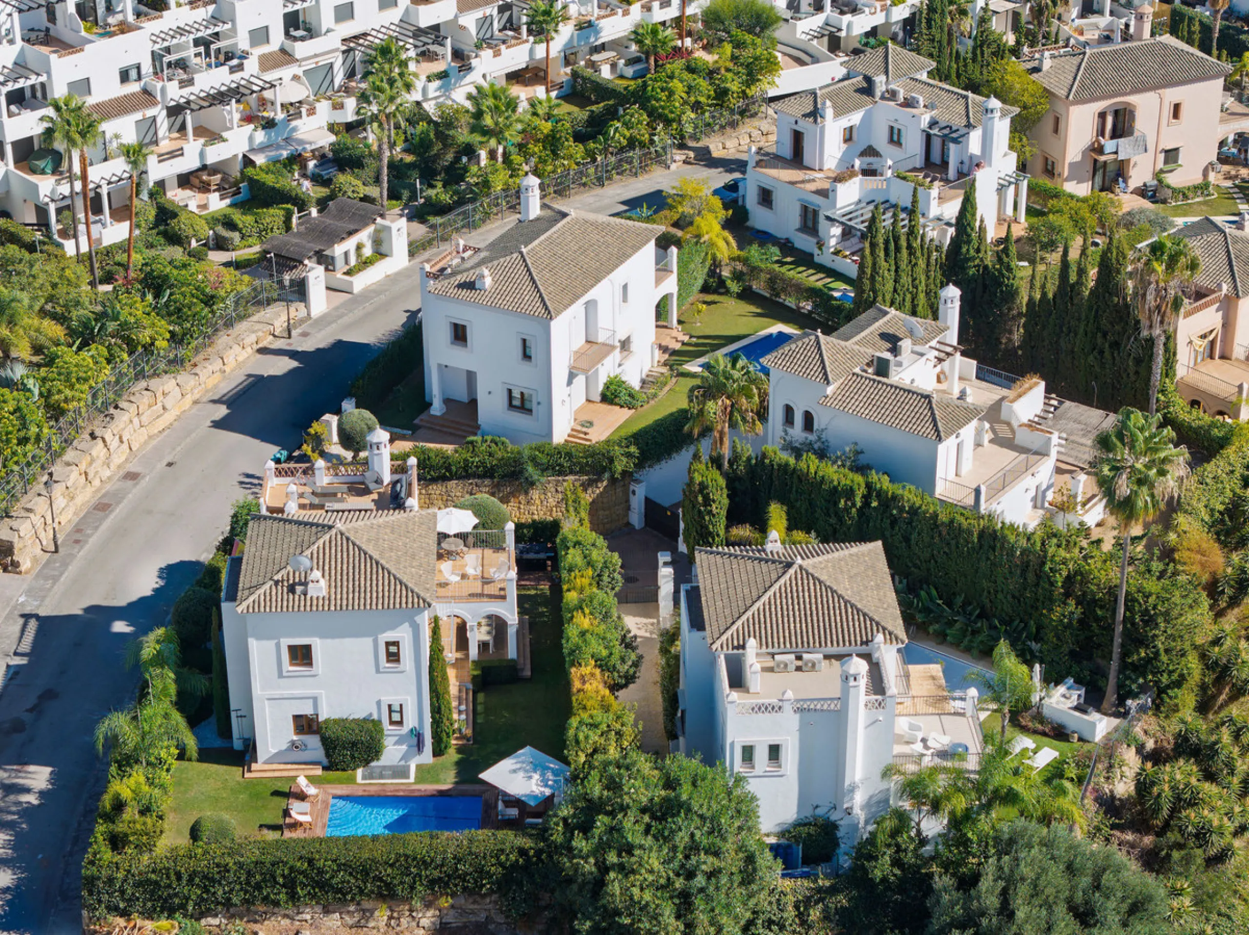 House - Detached Villa в продаже в Estepona, Málaga. В доме 4 спален и 5 ванных комнат. Площадь дома 293 м². Площадь участка 504 м²