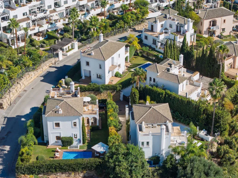 House - Detached Villa в продаже в Estepona, Málaga. В доме 4 спален и 5 ванных комнат. Площадь дома 293 м². Площадь участка 504 м²