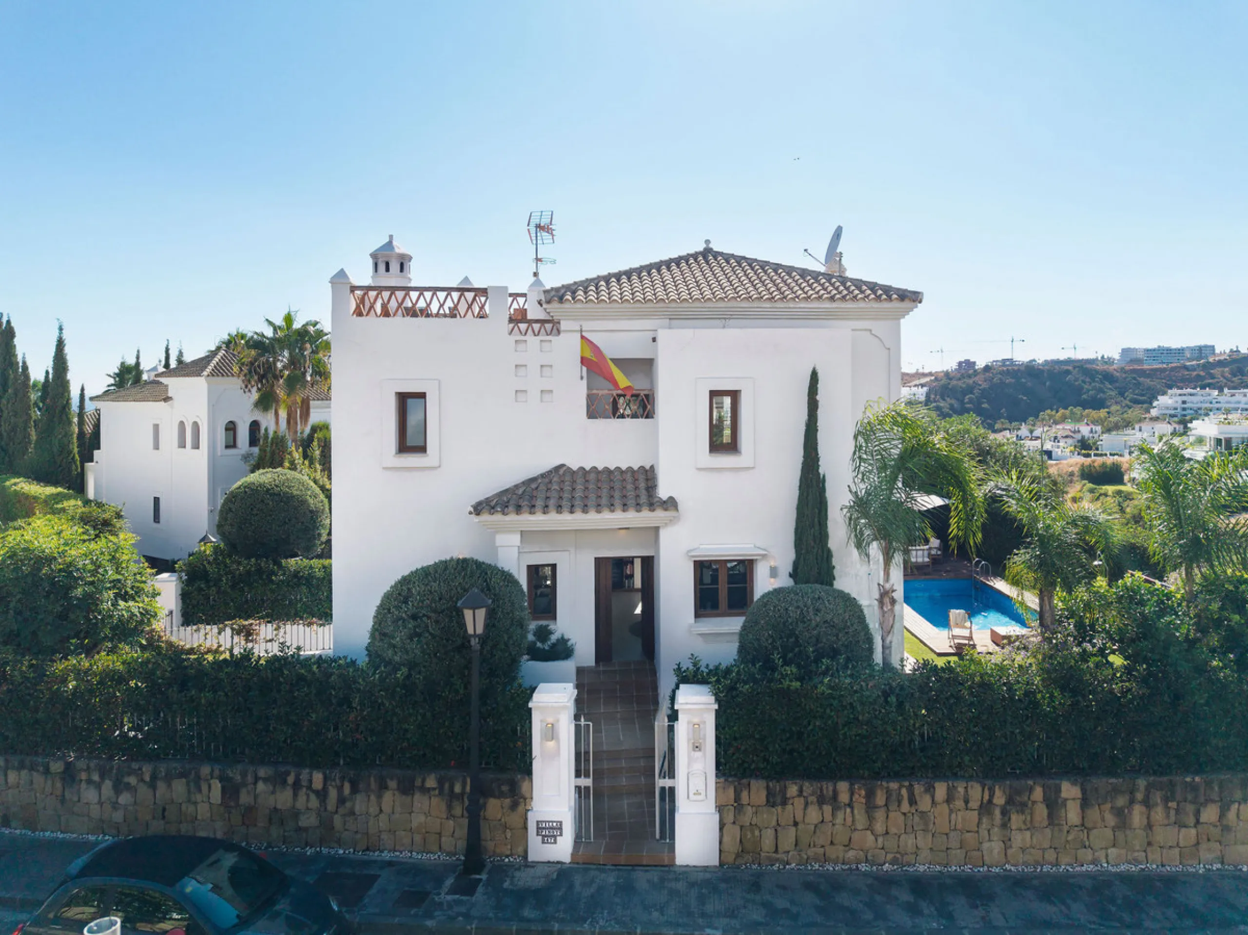 House - Detached Villa в продаже в Estepona, Málaga. В доме 4 спален и 5 ванных комнат. Площадь дома 293 м². Площадь участка 504 м²