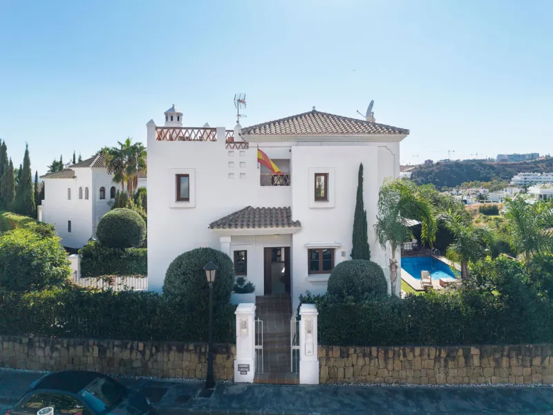 House - Detached Villa в продаже в Estepona, Málaga. В доме 4 спален и 5 ванных комнат. Площадь дома 293 м². Площадь участка 504 м²