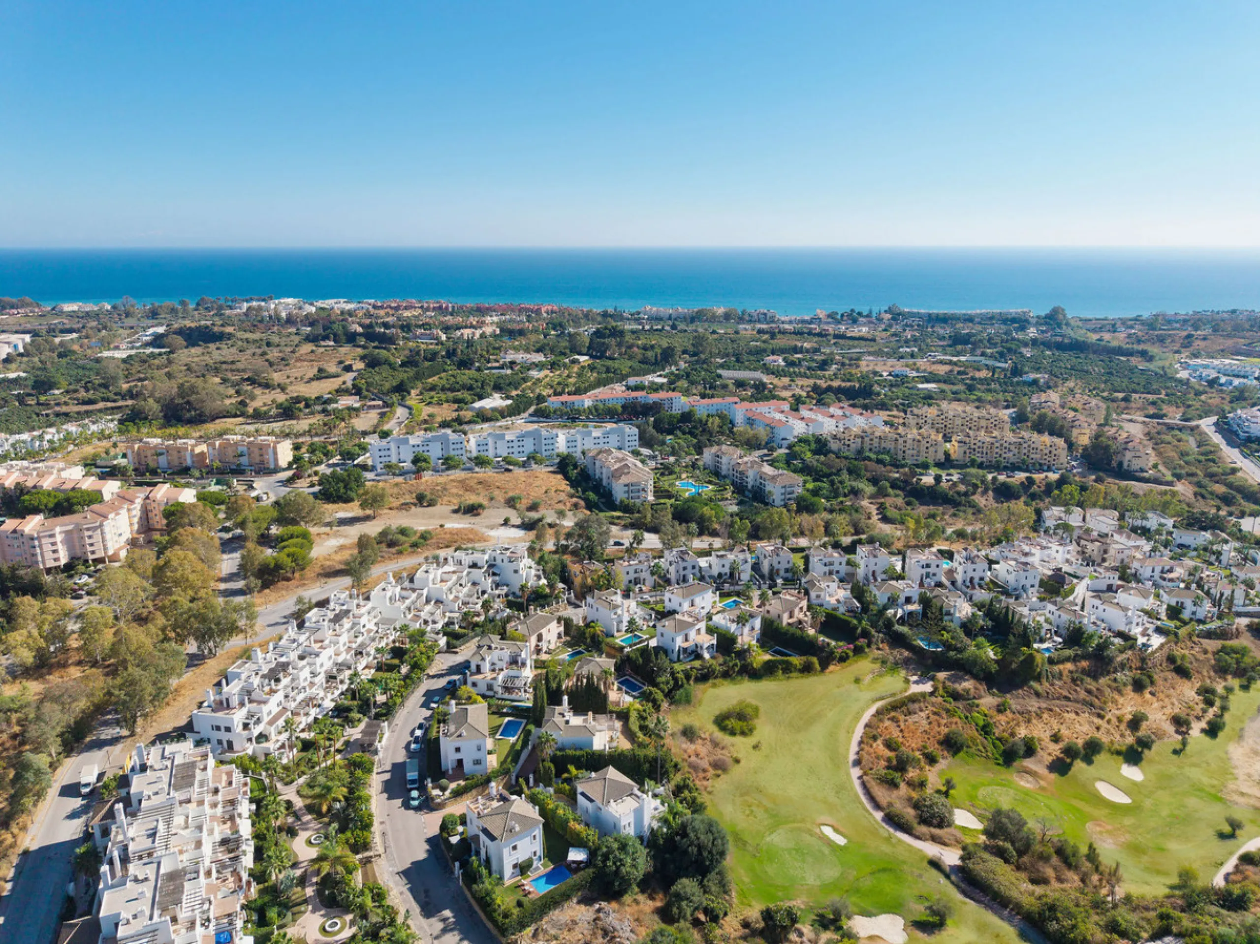 House - Detached Villa в продаже в Estepona, Málaga. В доме 4 спален и 5 ванных комнат. Площадь дома 293 м². Площадь участка 504 м²