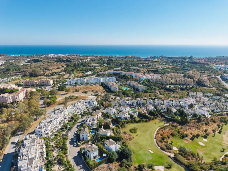 House - Detached Villa в продаже в Estepona, Málaga. В доме 4 спален и 5 ванных комнат. Площадь дома 293 м². Площадь участка 504 м²