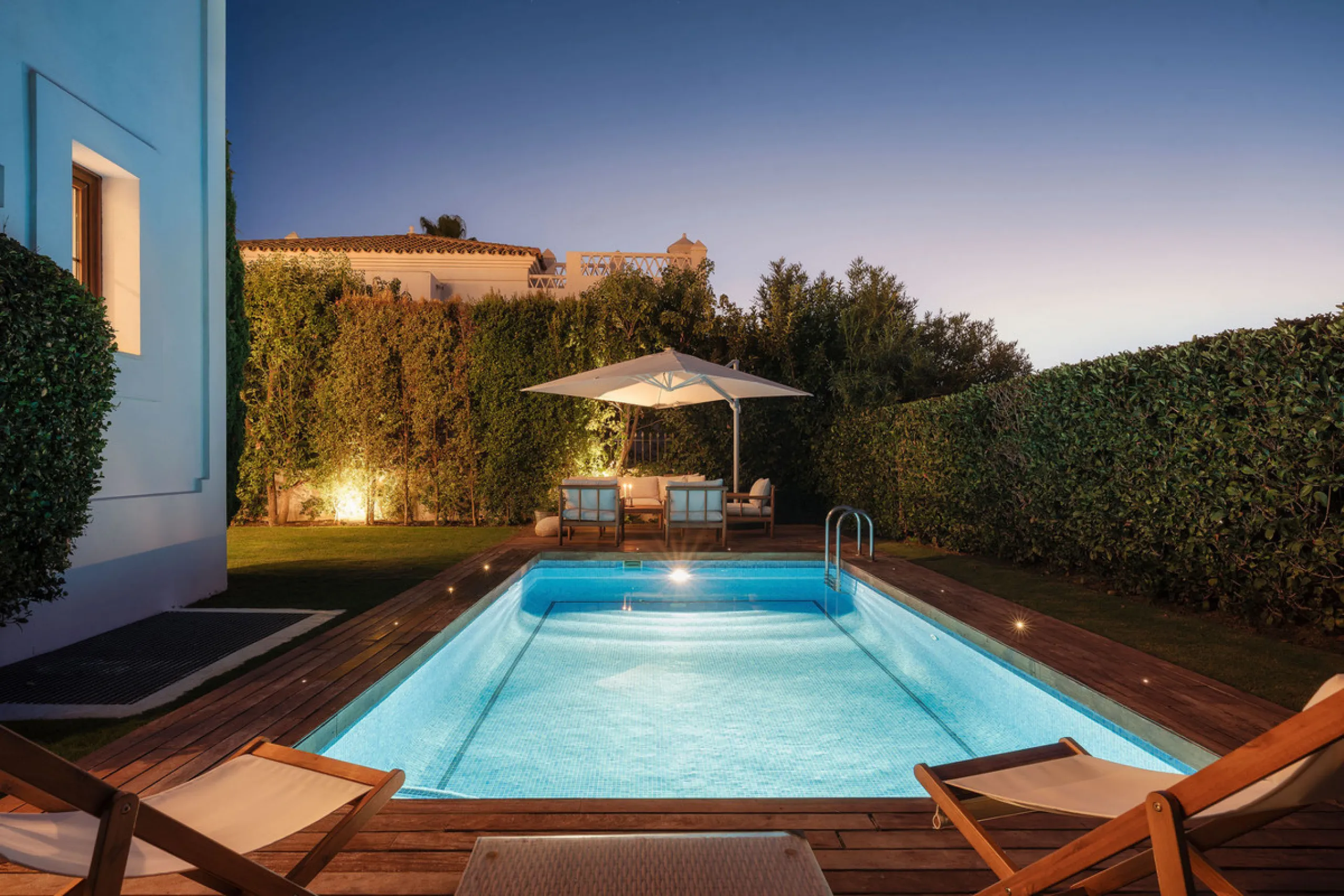House - Detached Villa в продаже в Estepona, Málaga. В доме 4 спален и 5 ванных комнат. Площадь дома 293 м². Площадь участка 504 м²