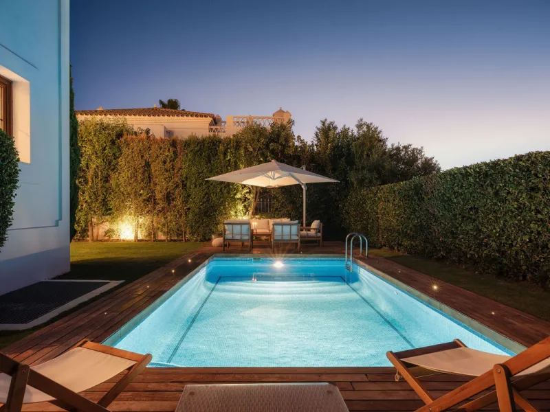 House - Detached Villa в продаже в Estepona, Málaga. В доме 4 спален и 5 ванных комнат. Площадь дома 293 м². Площадь участка 504 м²