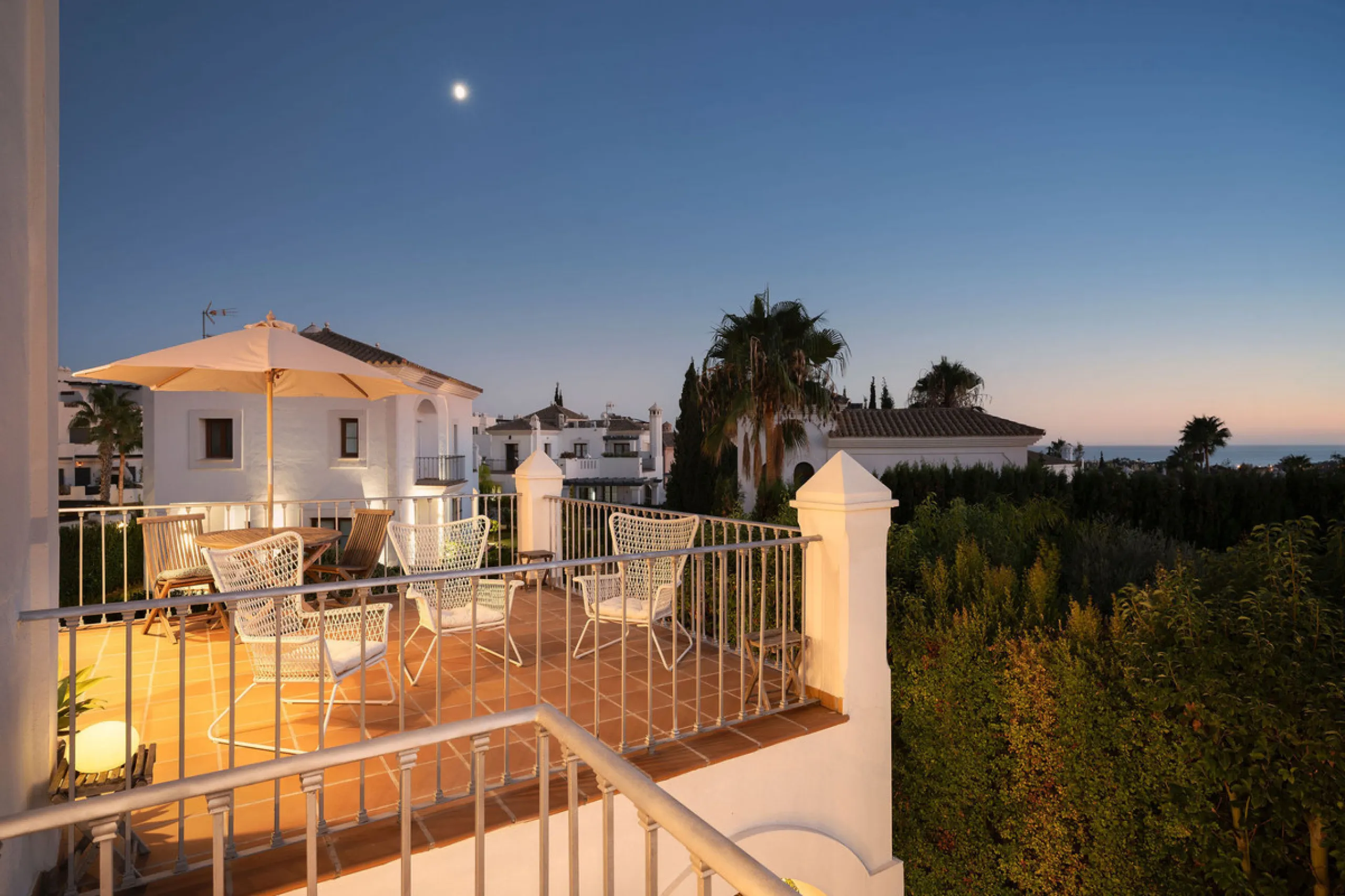 House - Detached Villa в продаже в Estepona, Málaga. В доме 4 спален и 5 ванных комнат. Площадь дома 293 м². Площадь участка 504 м²