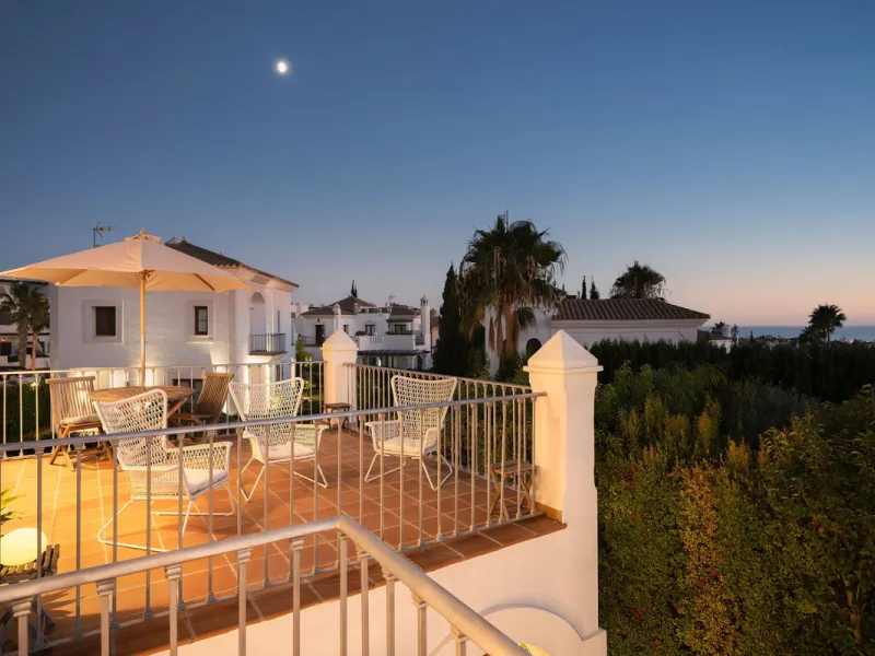 House - Detached Villa в продаже в Estepona, Málaga. В доме 4 спален и 5 ванных комнат. Площадь дома 293 м². Площадь участка 504 м²