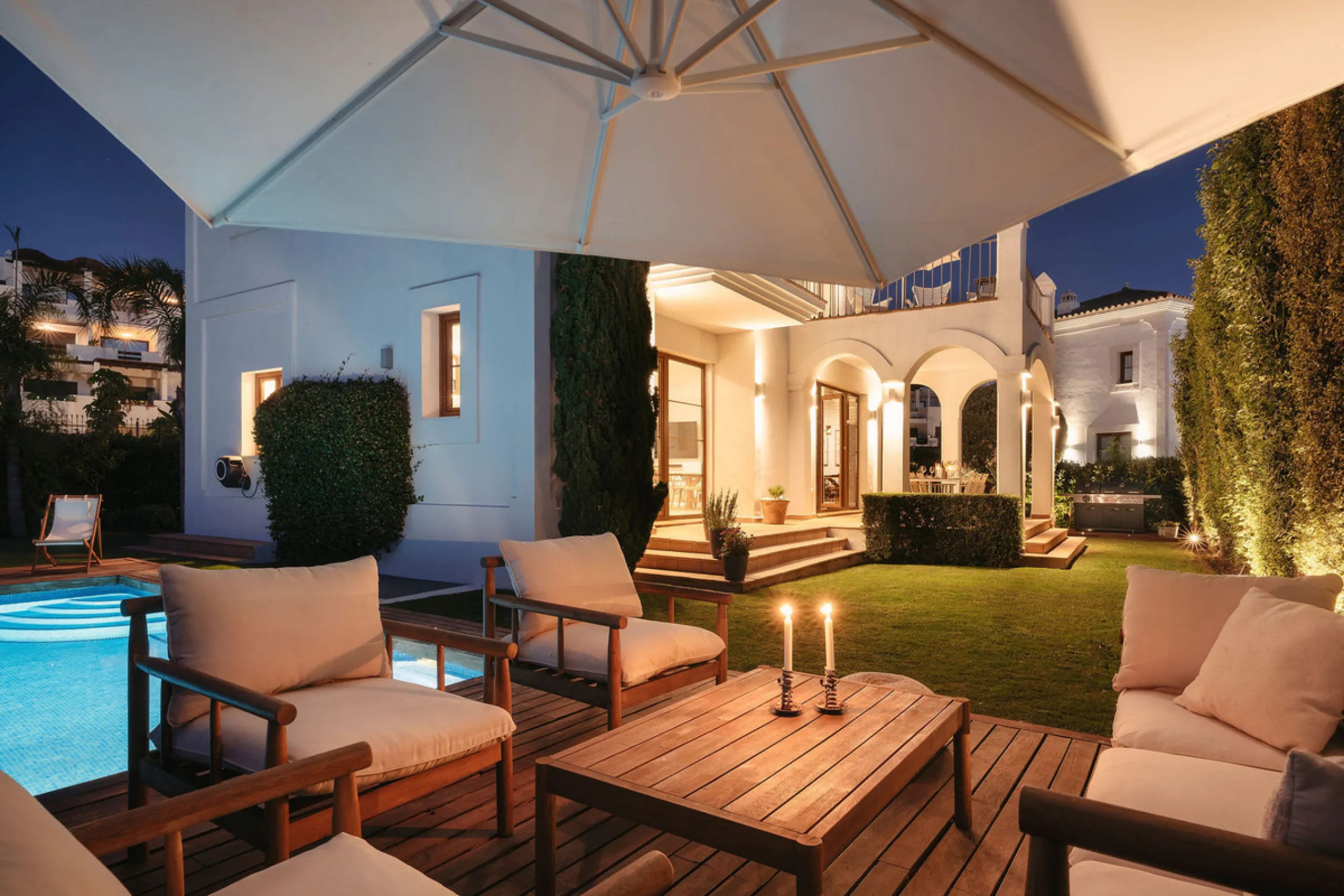 House - Detached Villa в продаже в Estepona, Málaga. В доме 4 спален и 5 ванных комнат. Площадь дома 293 м². Площадь участка 504 м²
