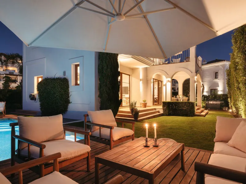 House - Detached Villa в продаже в Estepona, Málaga. В доме 4 спален и 5 ванных комнат. Площадь дома 293 м². Площадь участка 504 м²