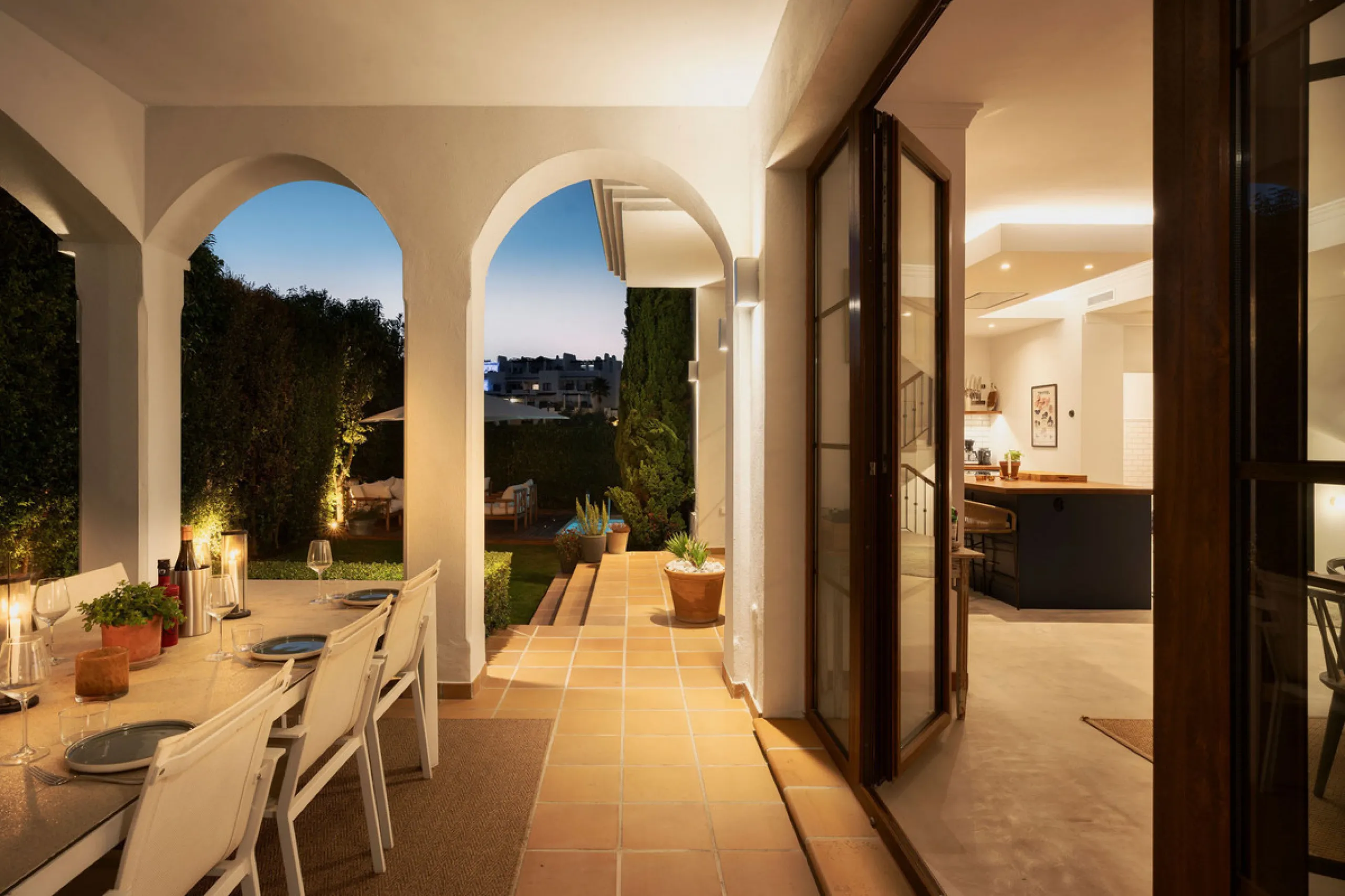 House - Detached Villa в продаже в Estepona, Málaga. В доме 4 спален и 5 ванных комнат. Площадь дома 293 м². Площадь участка 504 м²
