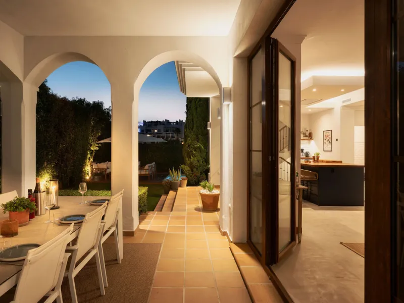 House - Detached Villa в продаже в Estepona, Málaga. В доме 4 спален и 5 ванных комнат. Площадь дома 293 м². Площадь участка 504 м²