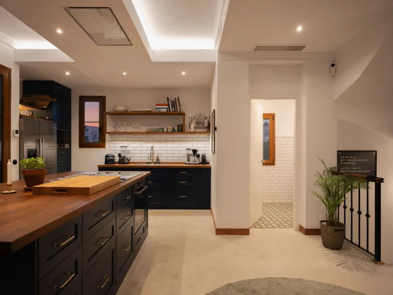 House - Detached Villa в продаже в Estepona, Málaga. В доме 4 спален и 5 ванных комнат. Площадь дома 293 м². Площадь участка 504 м²