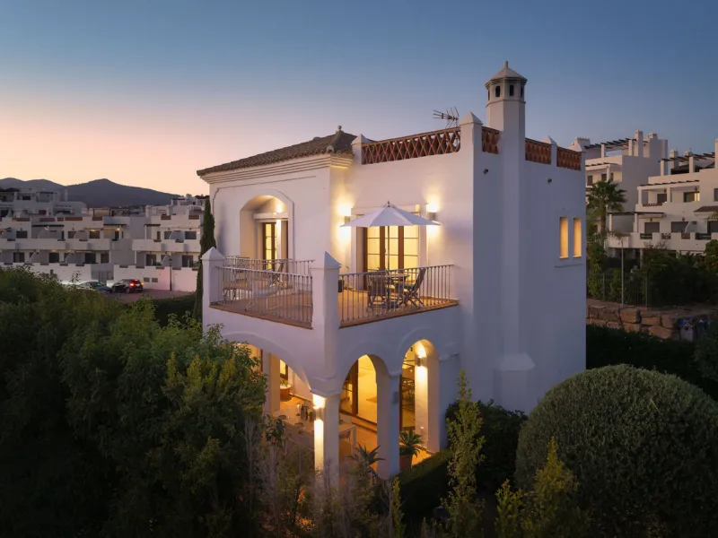 House - Detached Villa в продаже в Estepona, Málaga. В доме 4 спален и 5 ванных комнат. Площадь дома 293 м². Площадь участка 504 м²