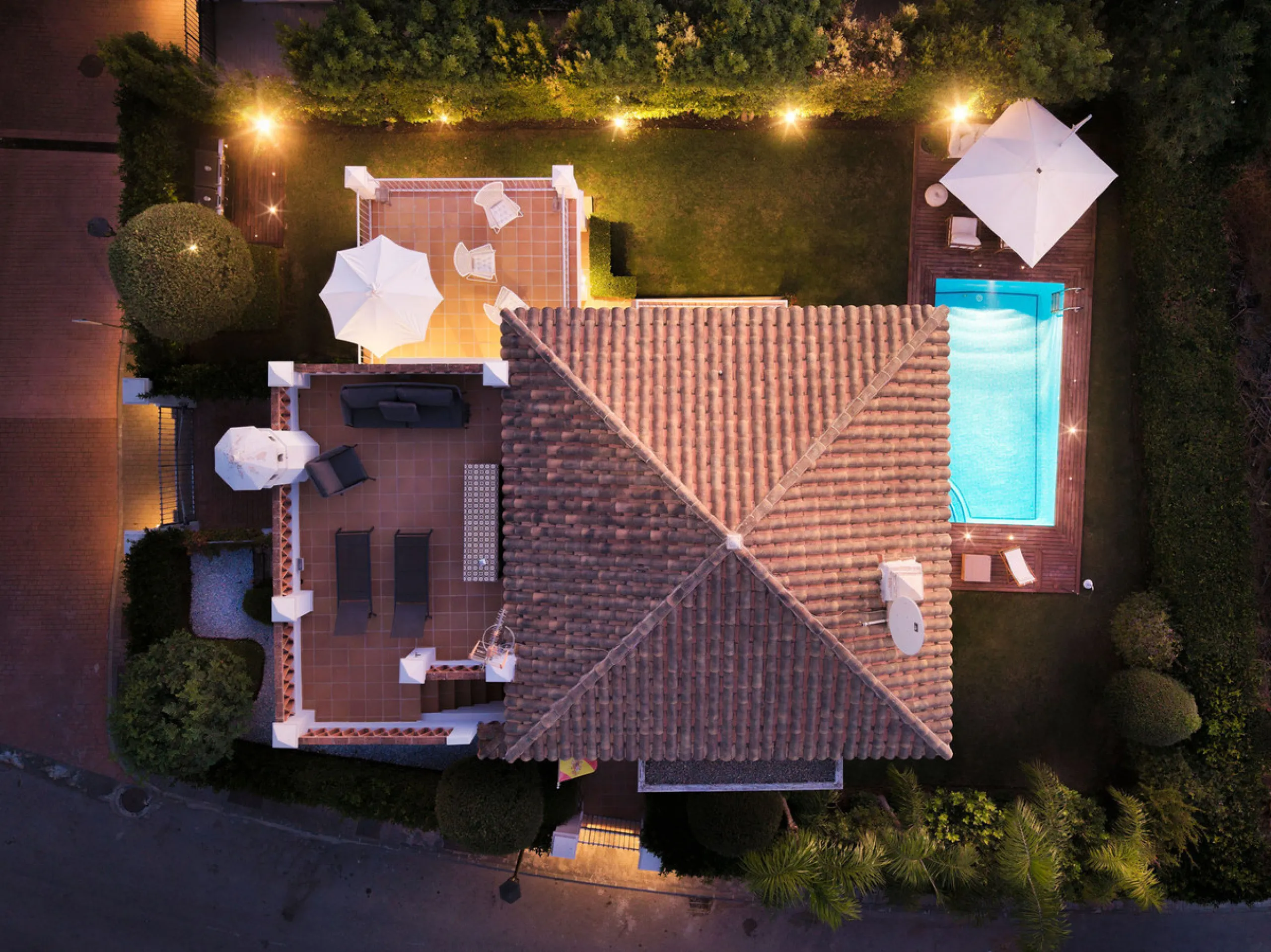 House - Detached Villa в продаже в Estepona, Málaga. В доме 4 спален и 5 ванных комнат. Площадь дома 293 м². Площадь участка 504 м²