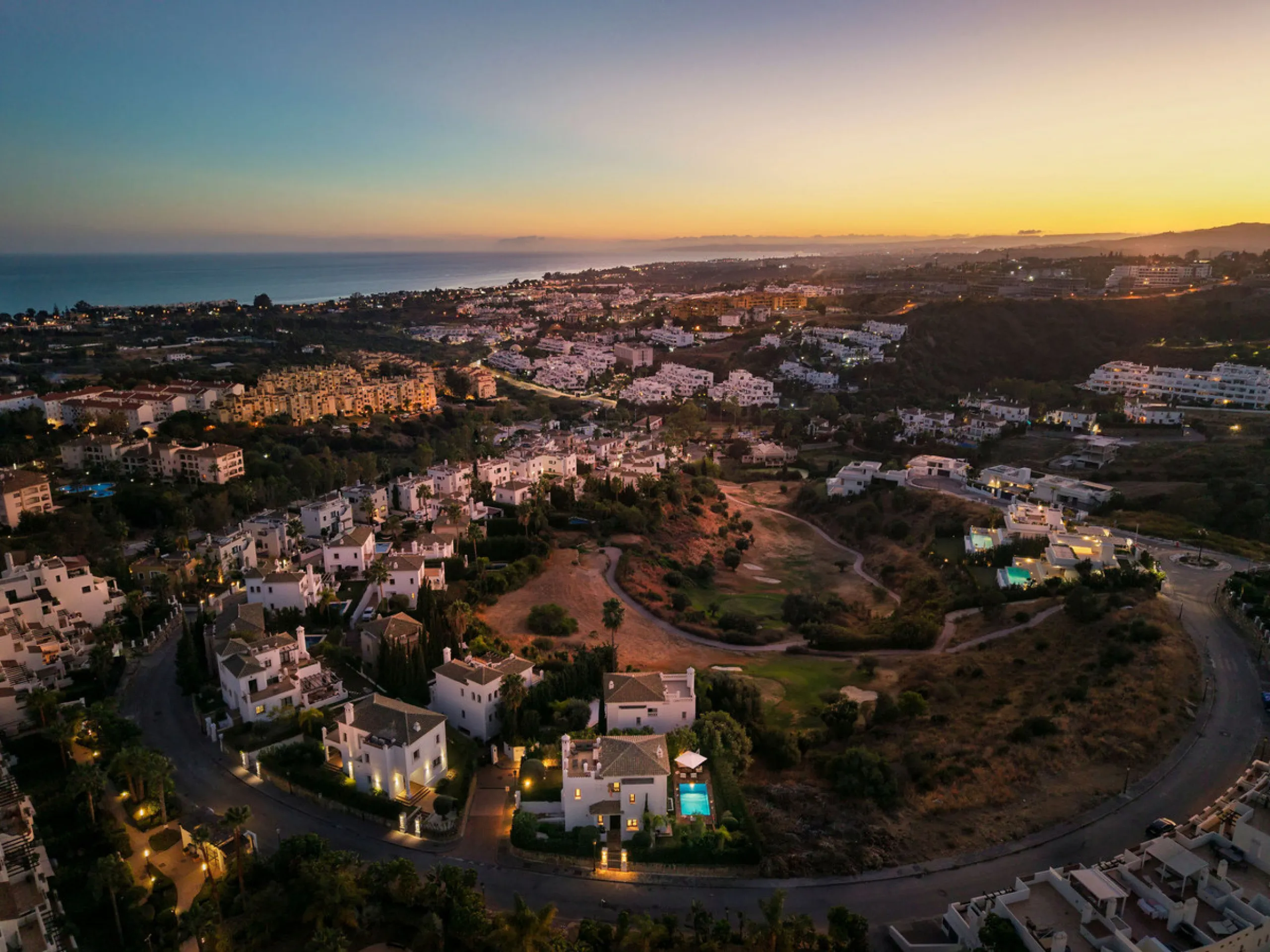 House - Detached Villa в продаже в Estepona, Málaga. В доме 4 спален и 5 ванных комнат. Площадь дома 293 м². Площадь участка 504 м²