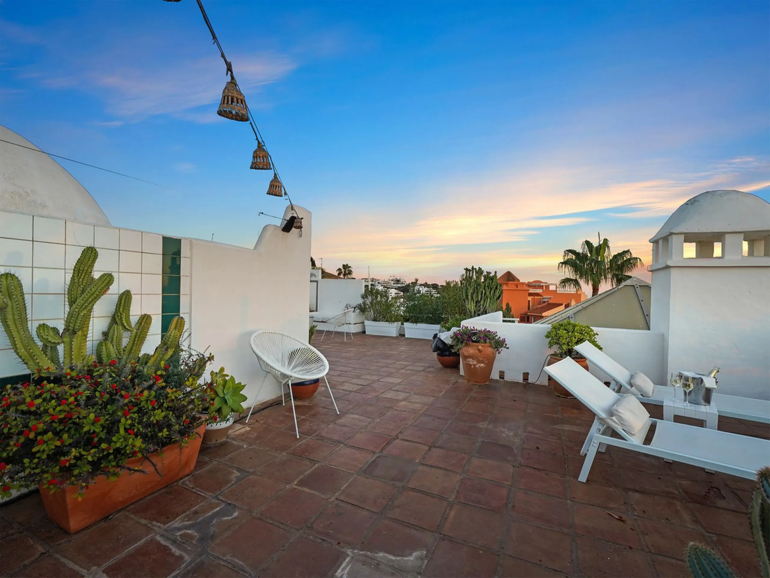 Apartment - Penthouse Duplex в продаже в Marbella, Málaga. В доме 2 спален и 2 ванных комнат. Площадь дома 180 м²